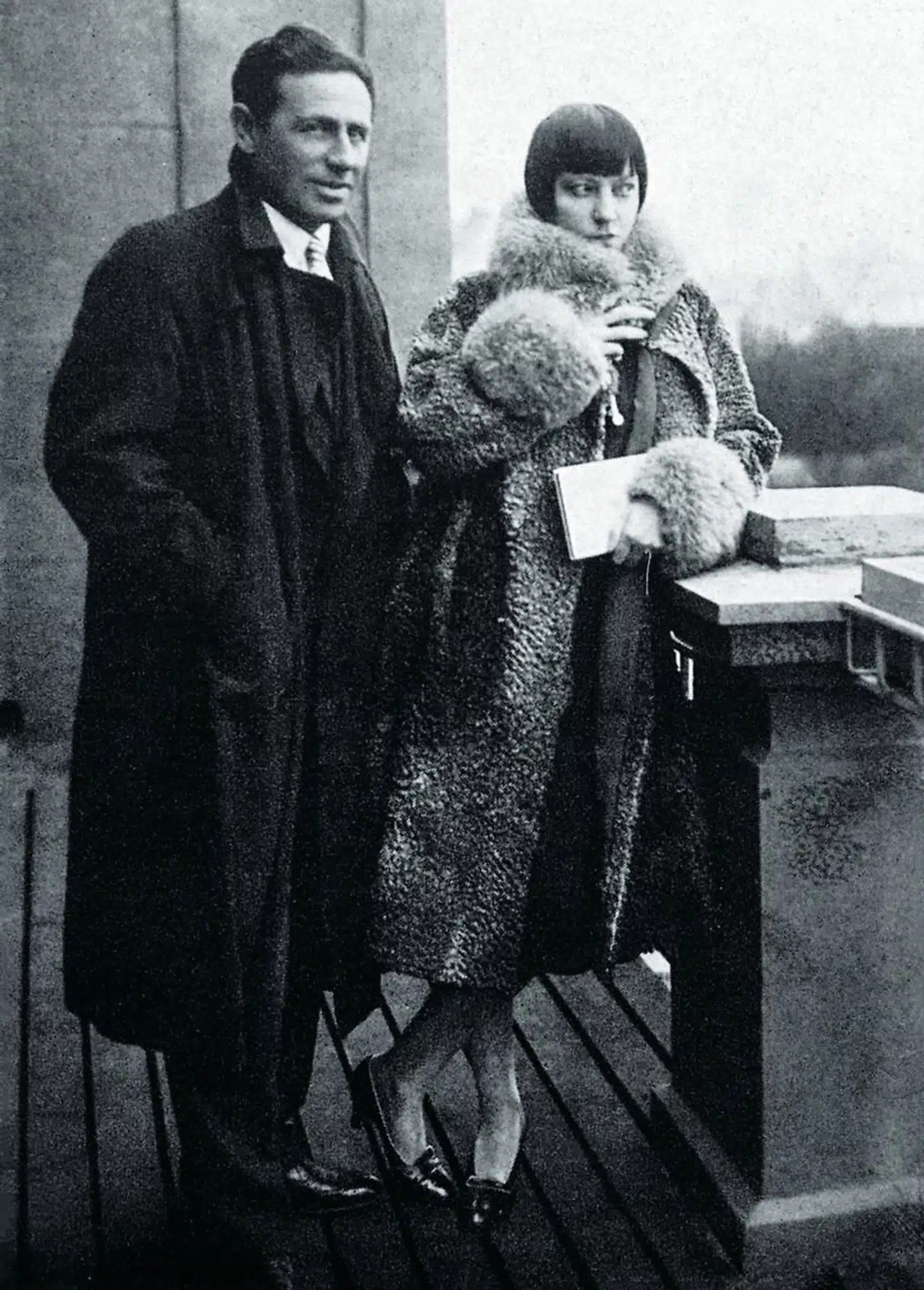 Asta Nielsen ignorerer sine skiftende mænds indflydelse i sine egne genfortællinger af sin historie. Her er hun med mand nummer tre, den russiske skuespiller Gregorij Chmara.