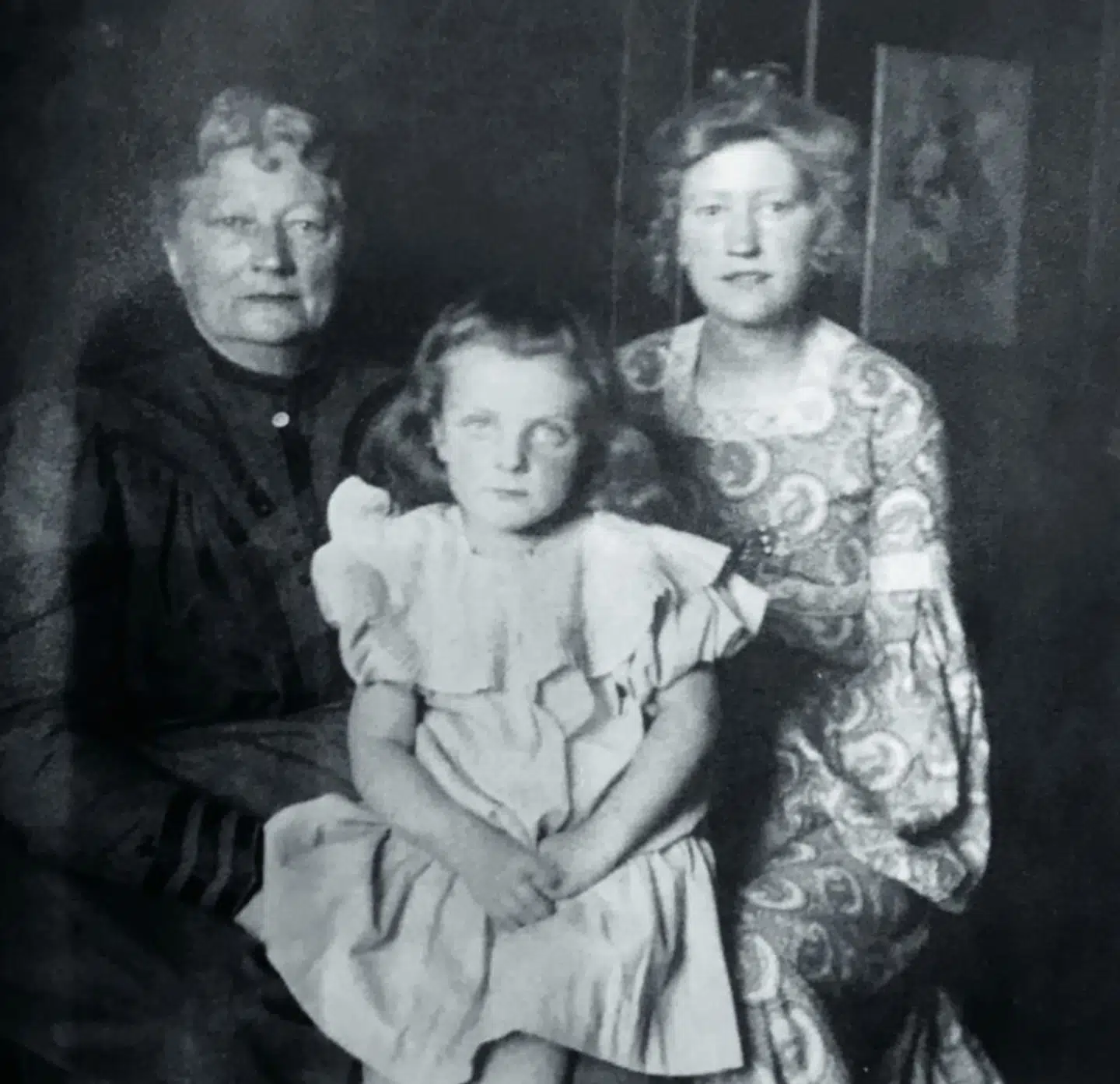 Asta Nielsens mor og søster med Asta Nielsens datter, Jesta, som de to kvinder tog sig af hjemme i København, mens Asta Nielsen boede i Berlin.