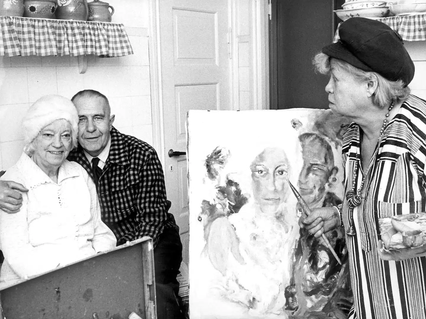 Asta Nielsen forbløffede sine omgivelser ved i en sen alder at gifte sig med den homoseksuelle antikvitetshandler Christian Theede. En sidste iscenesættelse? Her sidder parret model for veninden Kirsten Kjær.