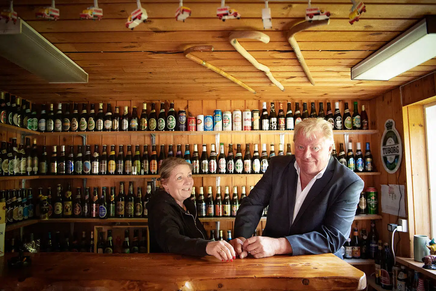 DF-ægteparret Kim Christiansen og Pia Adelsteen er af vælgerne sendt hjem til Mariager, efter Dansk Folkepartis nederlag ved Folketingesvalget og EP-valget. Her ses de i slyngelstuen i Mariager.