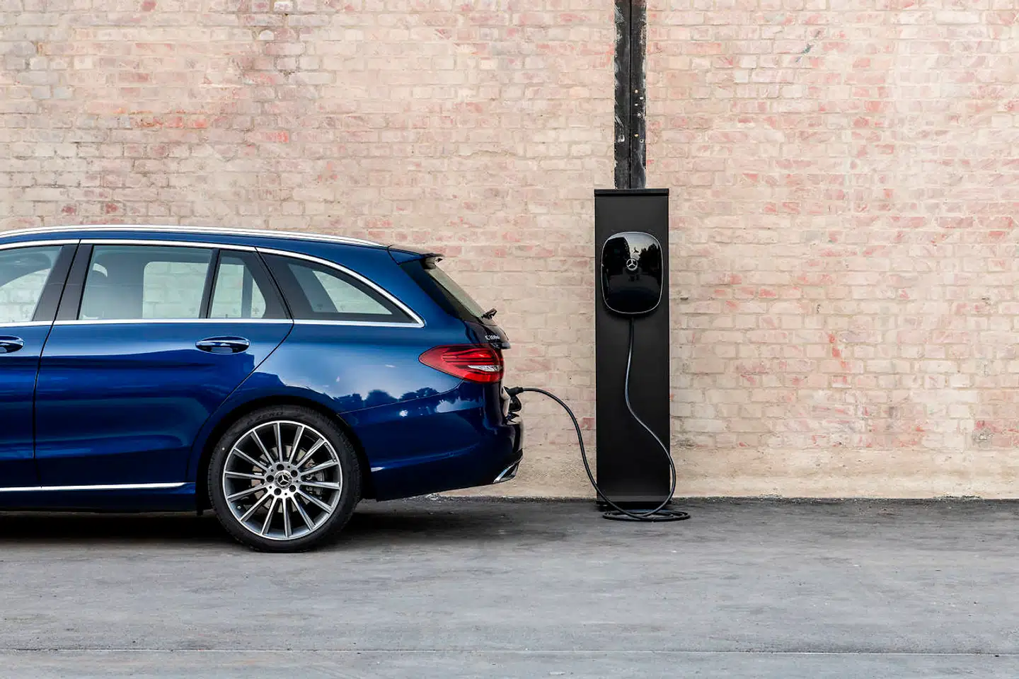 Mercedes-Benz C 300 de plugin-hybrid med dieselmotor udleder på papiret kun 42-38 g/km. Det gør den uhyre interessant for Mercedes i jagten på at sænke CO2-udledningen fra sine modeller, samtidig med at de leverer biler, der lever op til forbrugernes vaner og forbrugsmønstre.