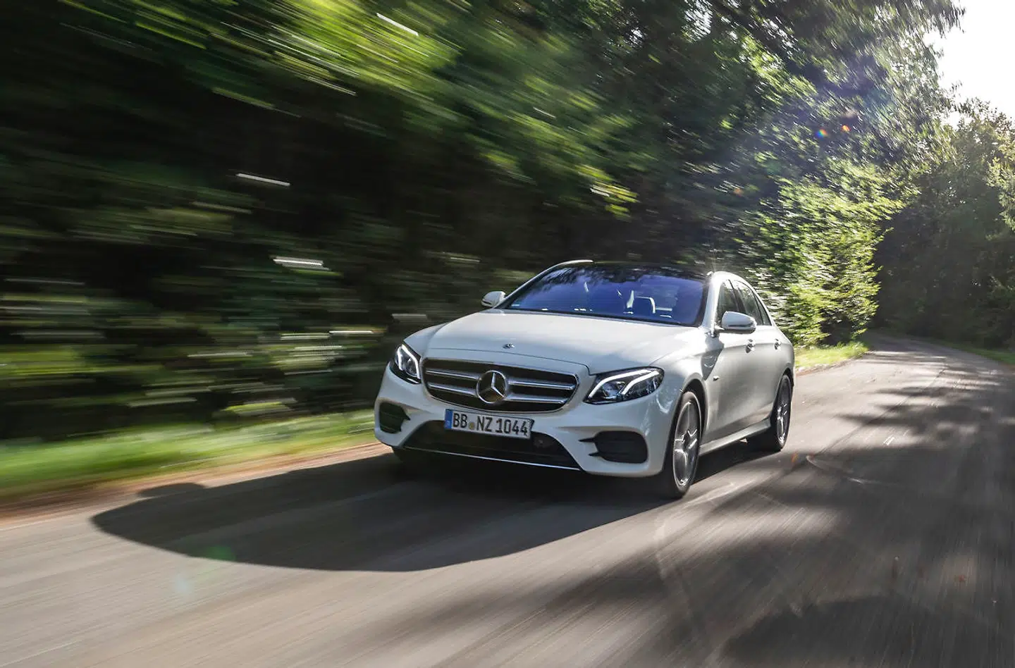 Mercedes nyeste dieselmotorer er nogle af de reneste på markedet, og de kører i gennemsnit over 15 pct. længere på literen end en tilsvarende bil med benzinmotor. Det er godt nyt for CO2-udledningen og den globale opvarmning, og vælger du en diesel-pluginhybrid som denne E300 de, så kan du køre emissionsfrit på ren eldrift i op til 50 km.