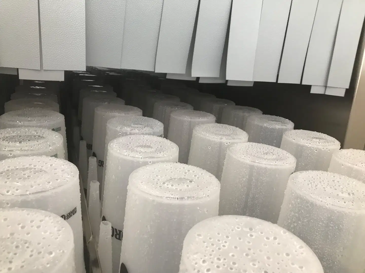 Her er kander til øl, drinks og sodavand på vej gennem opvaskemaskinen, som Tuborg har med på NorthSide. Senere skal maskinen også bruges på ande danske festivaler.