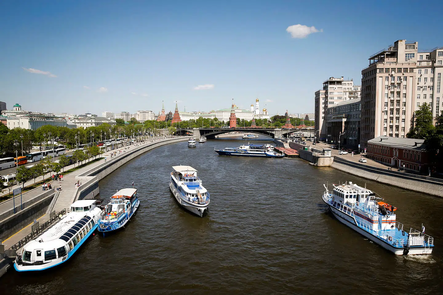 Flodbusserne sejler tæt forbi Kreml. Foto: Maxim Zmeyev/AFP