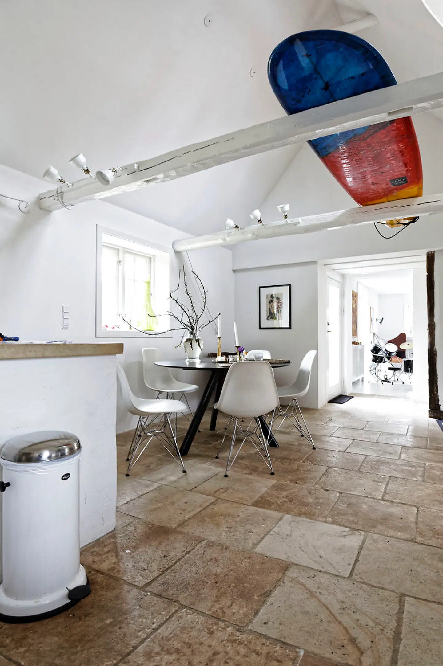 Hay-bordet designet af Bouroullec-brødrene og Charles Eames-stolene er nogle af husets få nye møbler.