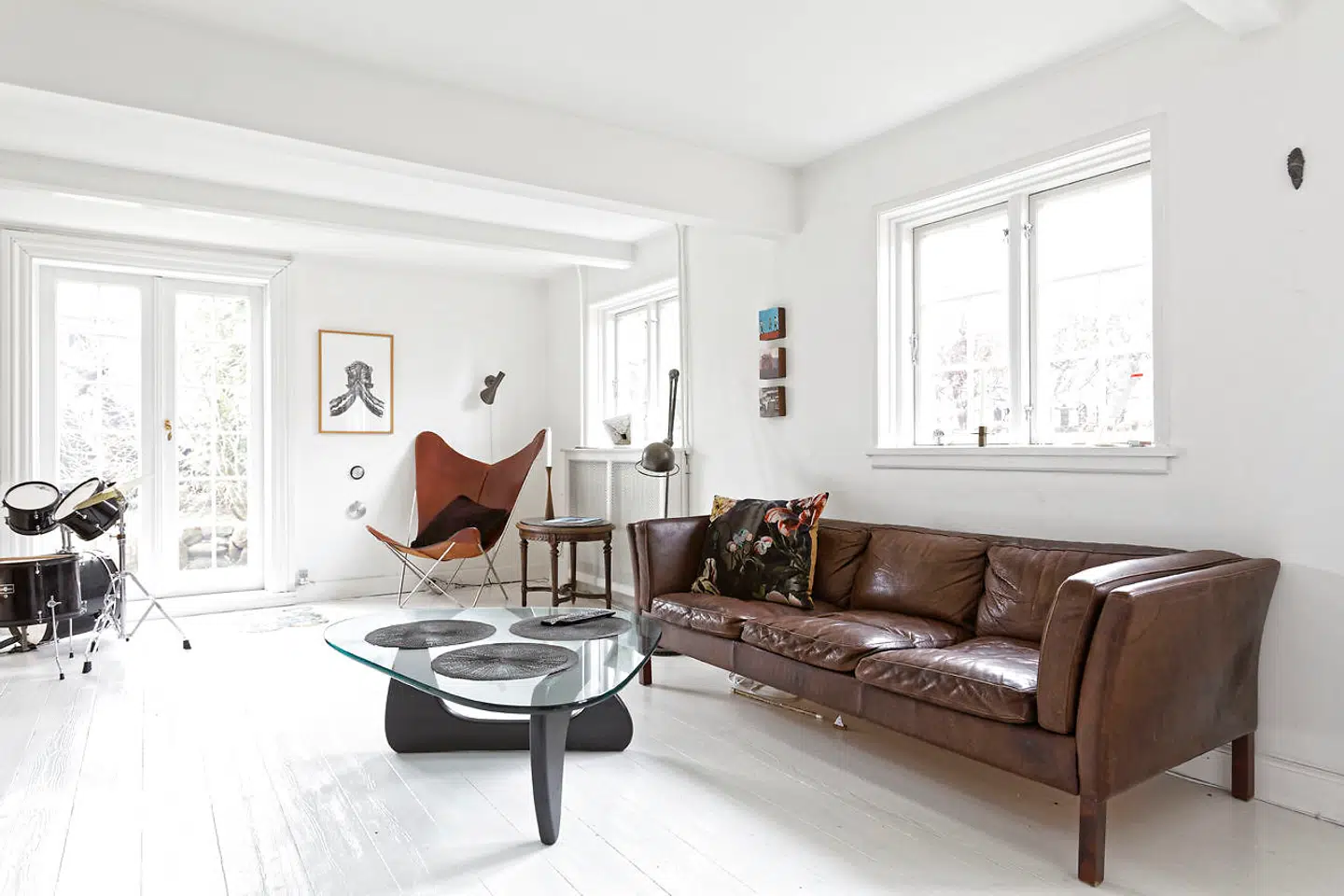 Lædersofaen er et arvestykke fra bedsteforældrene. Lise Juel kan lide tanken om, at den ikke er design. Det skulpturelle bord er tegnet af Isamu Noguchi i 1944.