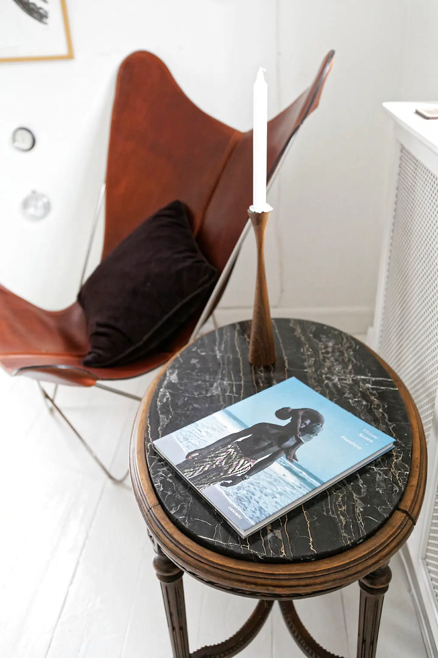 Flagermusstolen og marmorbordet er arvestykker. Gulvet har fået hvid maling for at adskille det fra køkkengulvets sandsten og for at fremhæve de mørke møbler.