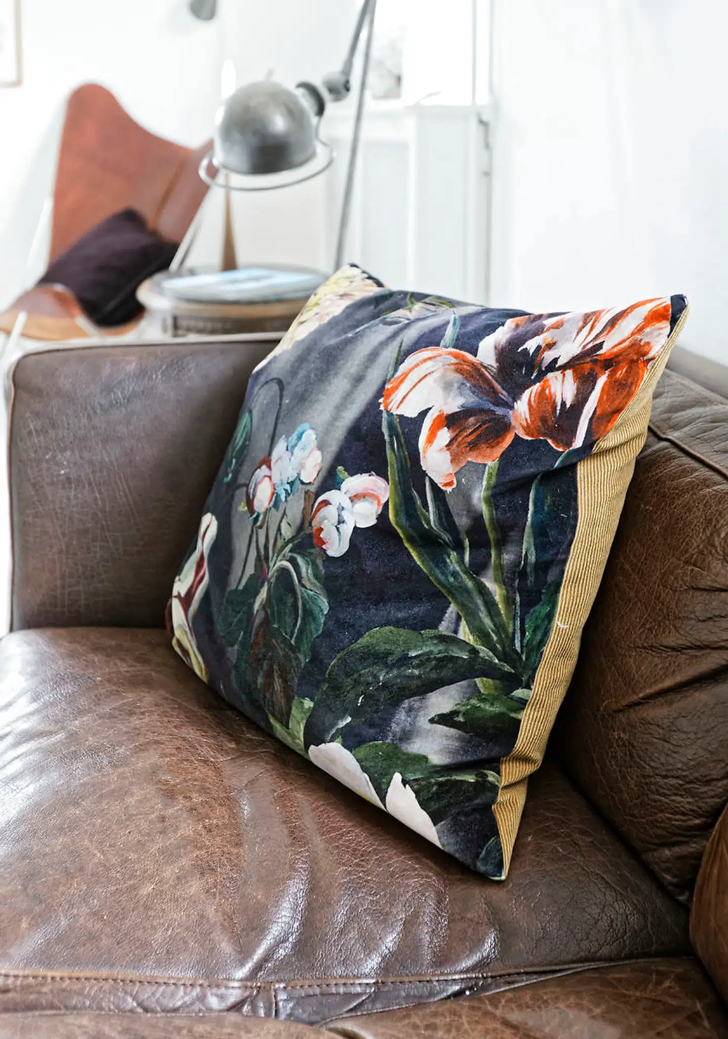 Lædersofaen er arvestykker fra bedsteforældrene. Lise Juel kan lide tanken om, at den ikke er design. Det skulpturelle bord er tegnet af Isamu Noguchi i 1944.