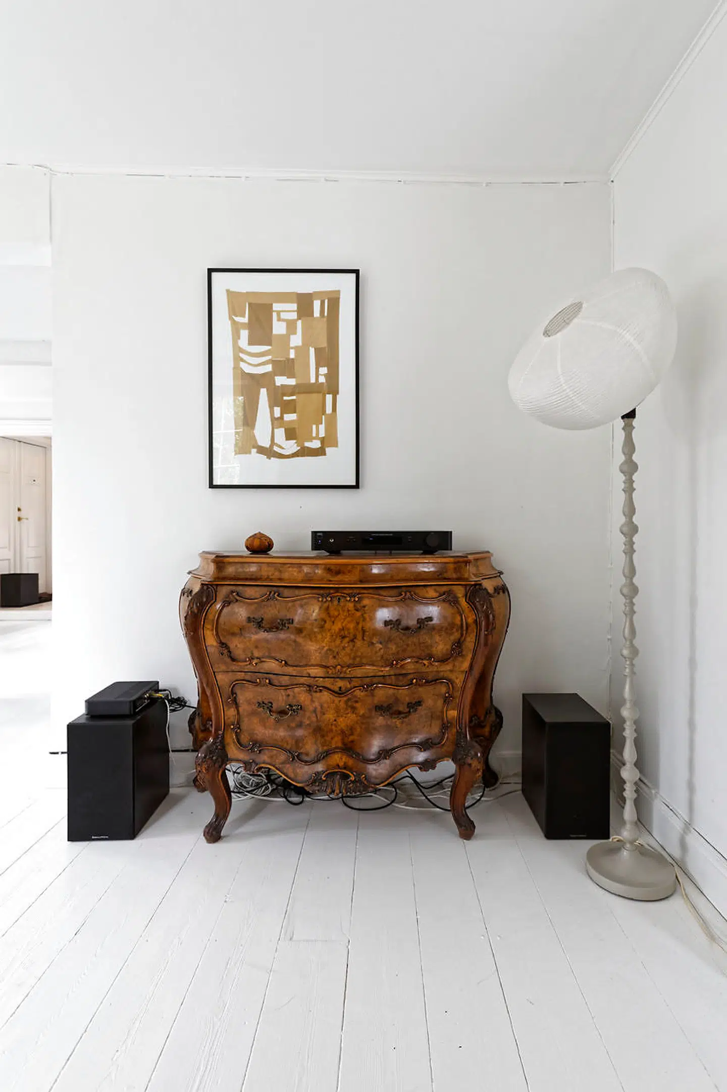Mormors buttede barokkommode af valnøddetræ står sammen med en antik standerlampe med rispapirskærm fra IKEA.