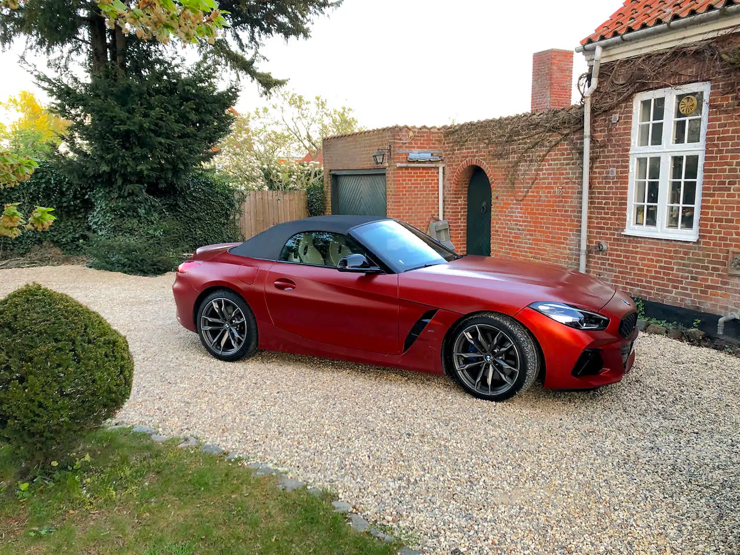 BMW Z4 er gået fra stålfoldetag tilbage til det lettere stoftag. Det har sænket tyngdepunktet, uden at komforten lider under det.