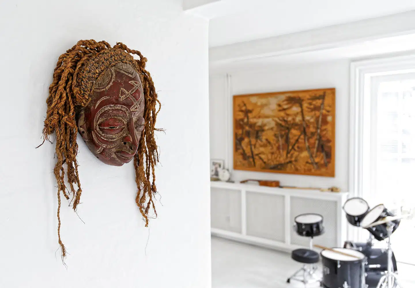 Det ældre maleri i gyldne toner var en gave til Lise Juels farfar fra en kunstmaler i Nordjylland, hvor han gik på jagt, og hvor hun var med som seksårig.