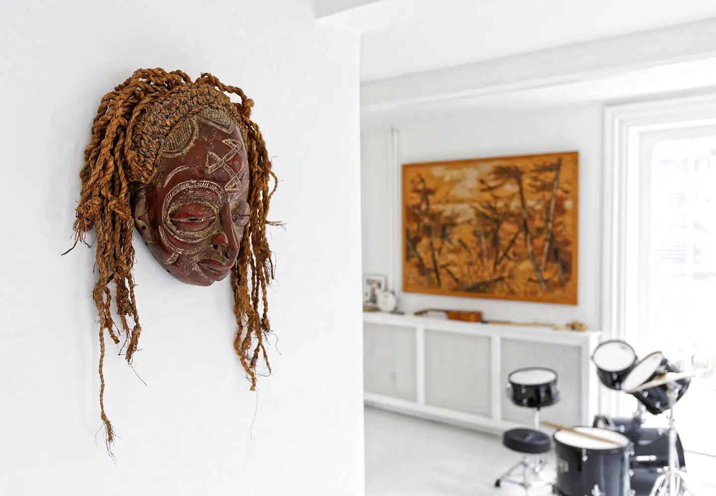 Det ældre maleri i gyldne toner var en gave til Lise Juels farfar fra en kunstmaler i Nordjylland, hvor han gik på jagt, og hvor hun var med som seksårig.