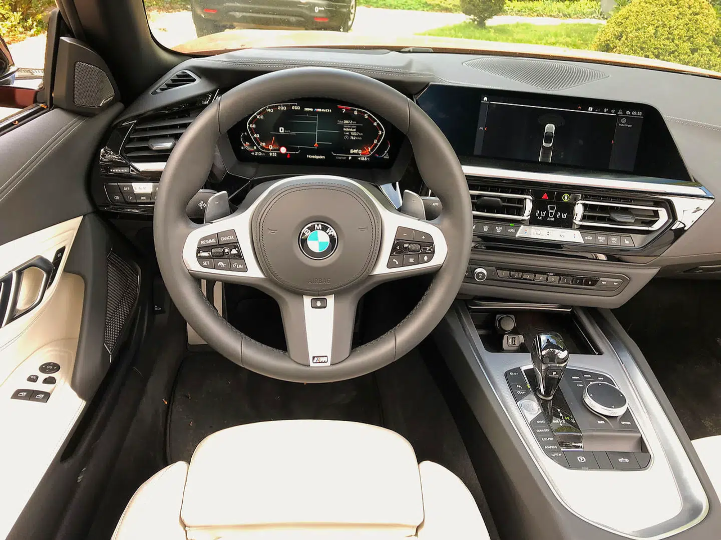 Kabinen er funktionel forrygende, men den ligner ærligt talt de »almindelige« BMW-firmabiler som BMW 3-serie for meget til min smag. En roadster må gerne skille sig ud og være lidt outreret, og her er Z4 i stedet for meget forsigtigper indenfor.