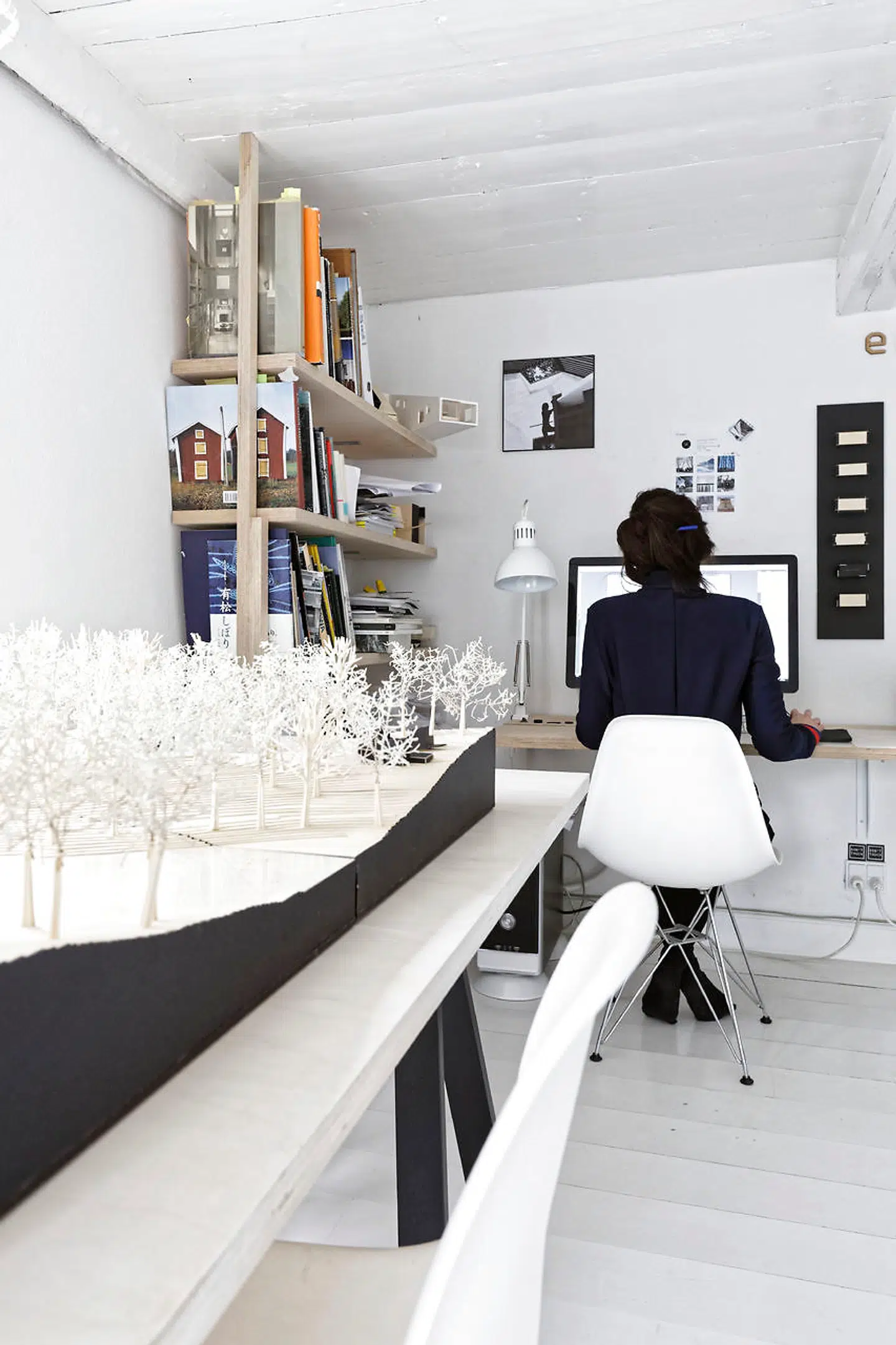 Det har været vigtigt for Lise Juel at få tegnestuen i orden først. Her er loftsplader fjernet og murene renoveret med hydraulisk kalkmørtel.