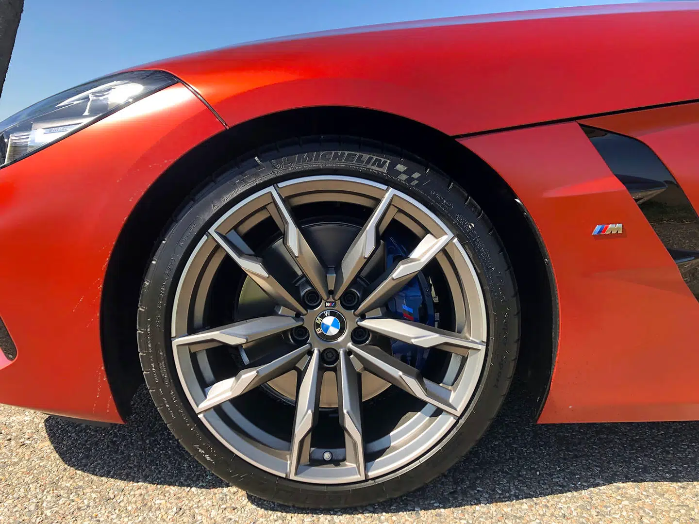 BMWs motorsportsspecialister fra M-afdelingen har været inde over bl.a. bremser og undervogn på den testede M40i-topmodel i Z4-familien.