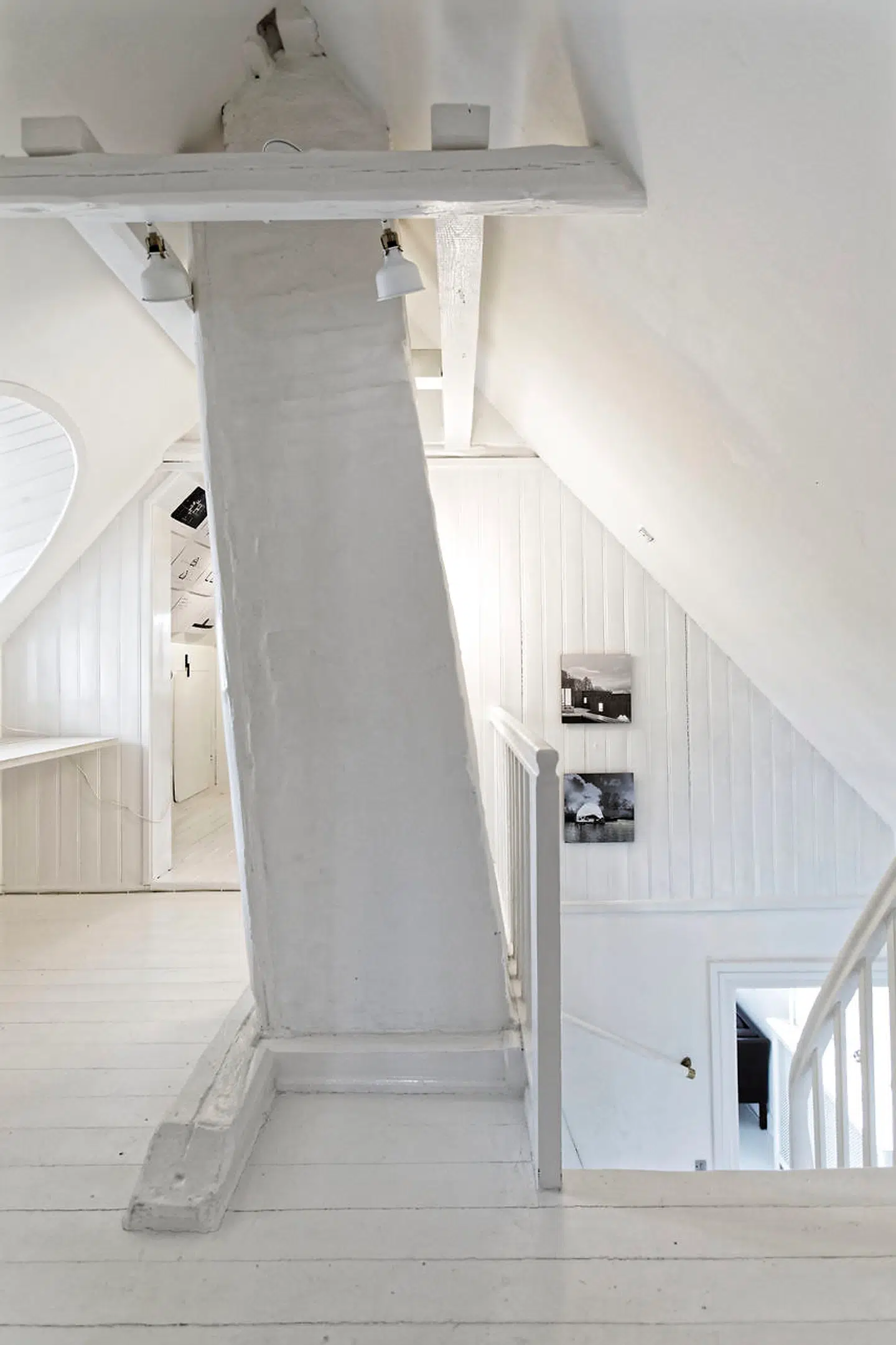 Skorstenen står fritlagt og lidt skråt ved trappen gennem etagerne til reposen og de to værelser på første sal.