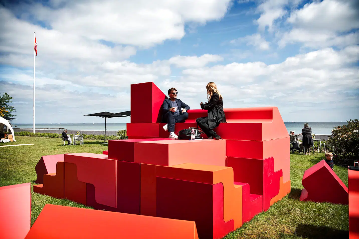 Puzzle House hedder installationen, som Bjarke Ingels har været med til at skabe i forbindelse med festivalen 3DaysOf Design. Den kan samles på en række måder – fra at ligne et lille hus til at fungere som et amfiteater.