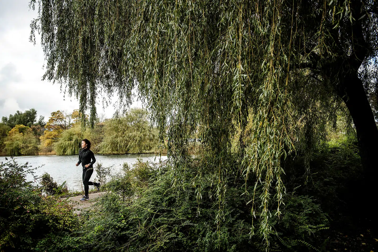 Sankt Jørgens Sø giver ikke meget tilbage til byen. Man kan løbe rundt om den, finde et par bænke og en mindre legeplads. Foto: Thomas Lekfeldt/Ritzau Scanpix