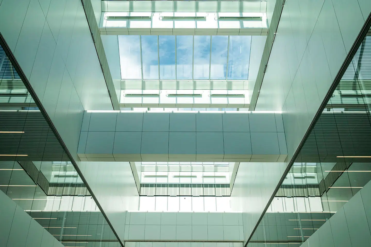 »Noget af det bedste ved at bo i Danmark er, at det ypperste inden for kultur ikke blot er forbeholdt nogle ganske få, men er tilgængeligt for os alle. Det er en stolt tradition, at vores bedste arkitekter og kunstnere har tegnet og udsmykket en lang række offentlige byggerier,« skriver Ane Cortzen.