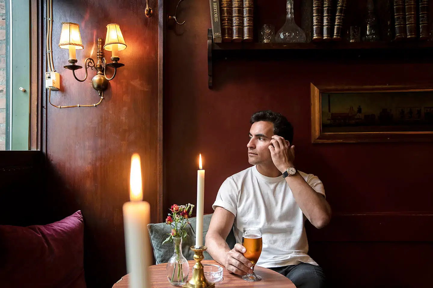 Skuespiller Jonathan Harboe på Cafe Intime, som er et af hans yndlingssteder. Det ligger tæt på hans hjem, og her er der altid mulighed for at få en hyggelig snak med en fremmed. En mulighed, som han ville ønske, at vi københavnere var bedre til at gribe.