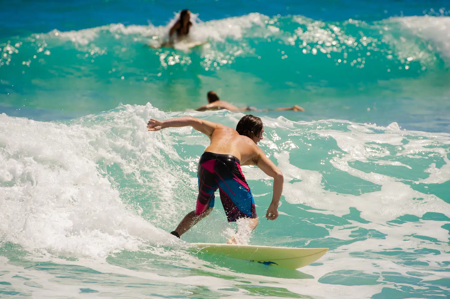 Når der kommer gode bølger på Floridas Space Coast, lukker hele øen ned for at komme i vandet med deres surfbrætter.