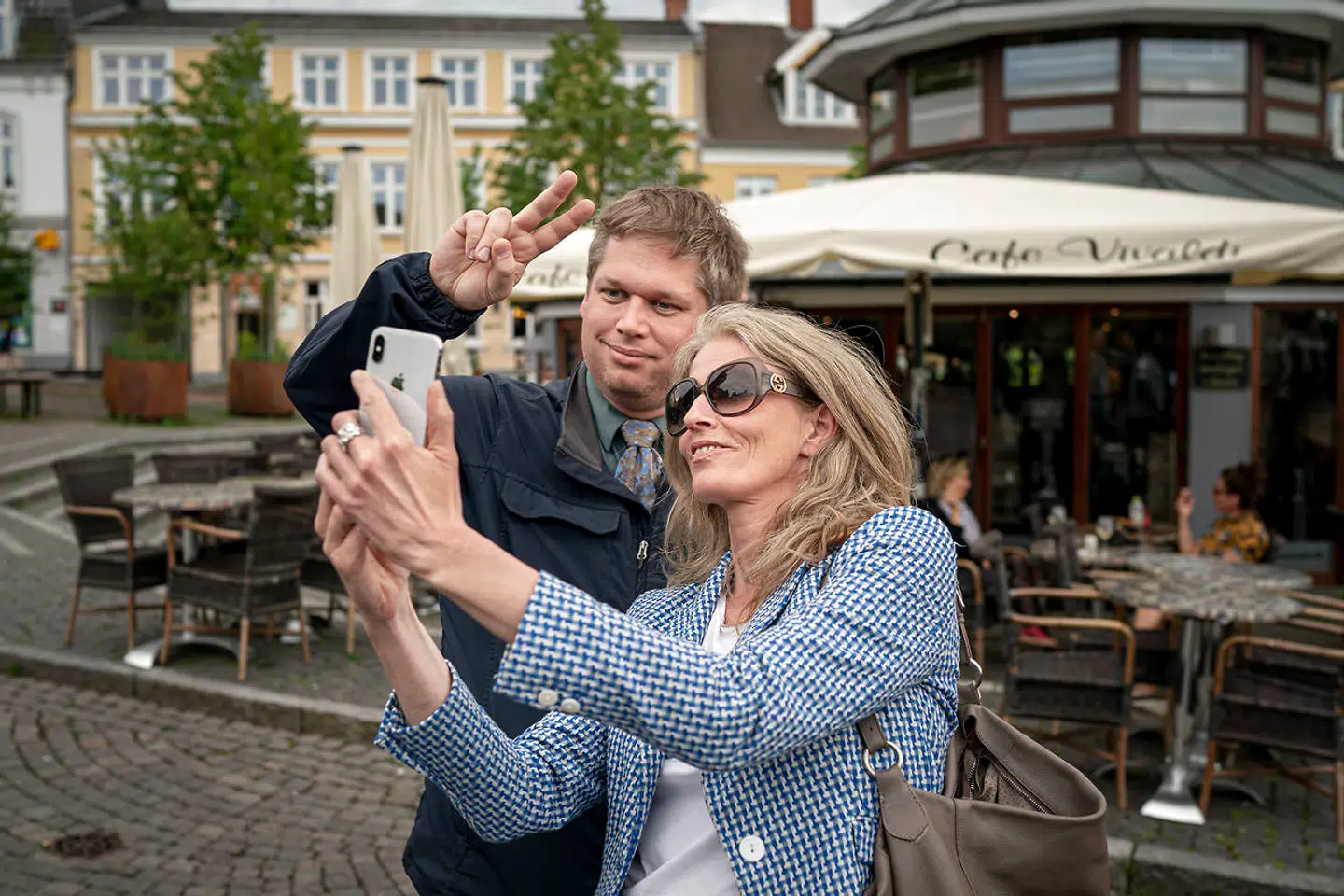 Spidskandidat for Stram Kurs Iben Thranholm med partiets formand, Rasmus Paludan, under valgkampen på torvet i Hillerød. »Vi skal ikke kun pege på mørket, vi skal også tænde et lys,« siger Iben Thranholm.