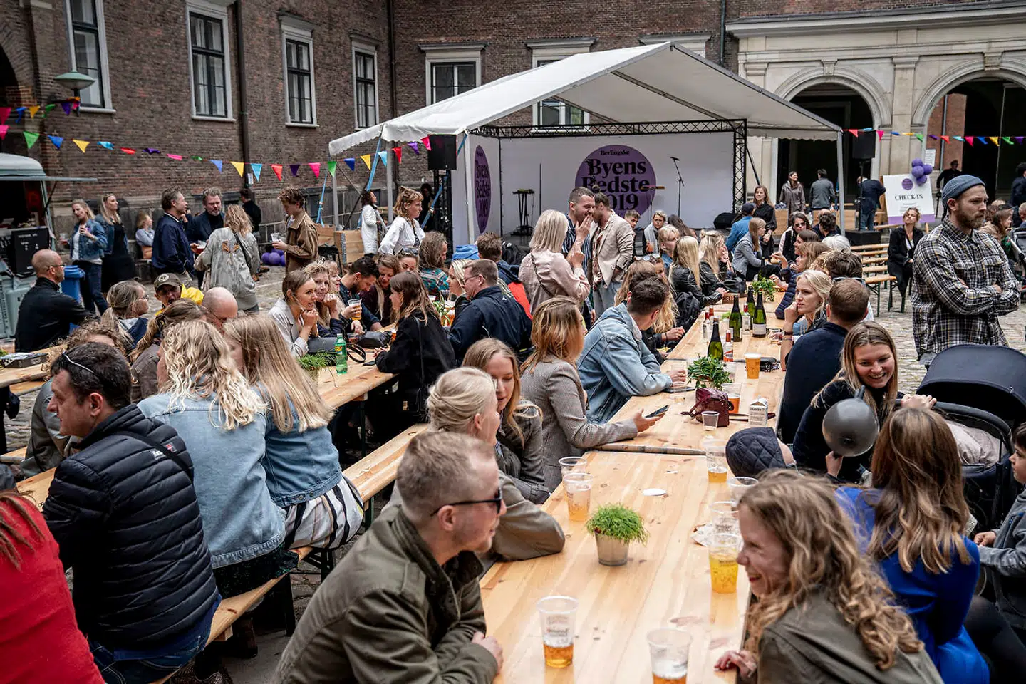 Københavnere i alle aldre indtog bænkene i Kunsthal Charlottenborgs gård ved uddelingen af »Byens Bedste 2019«.