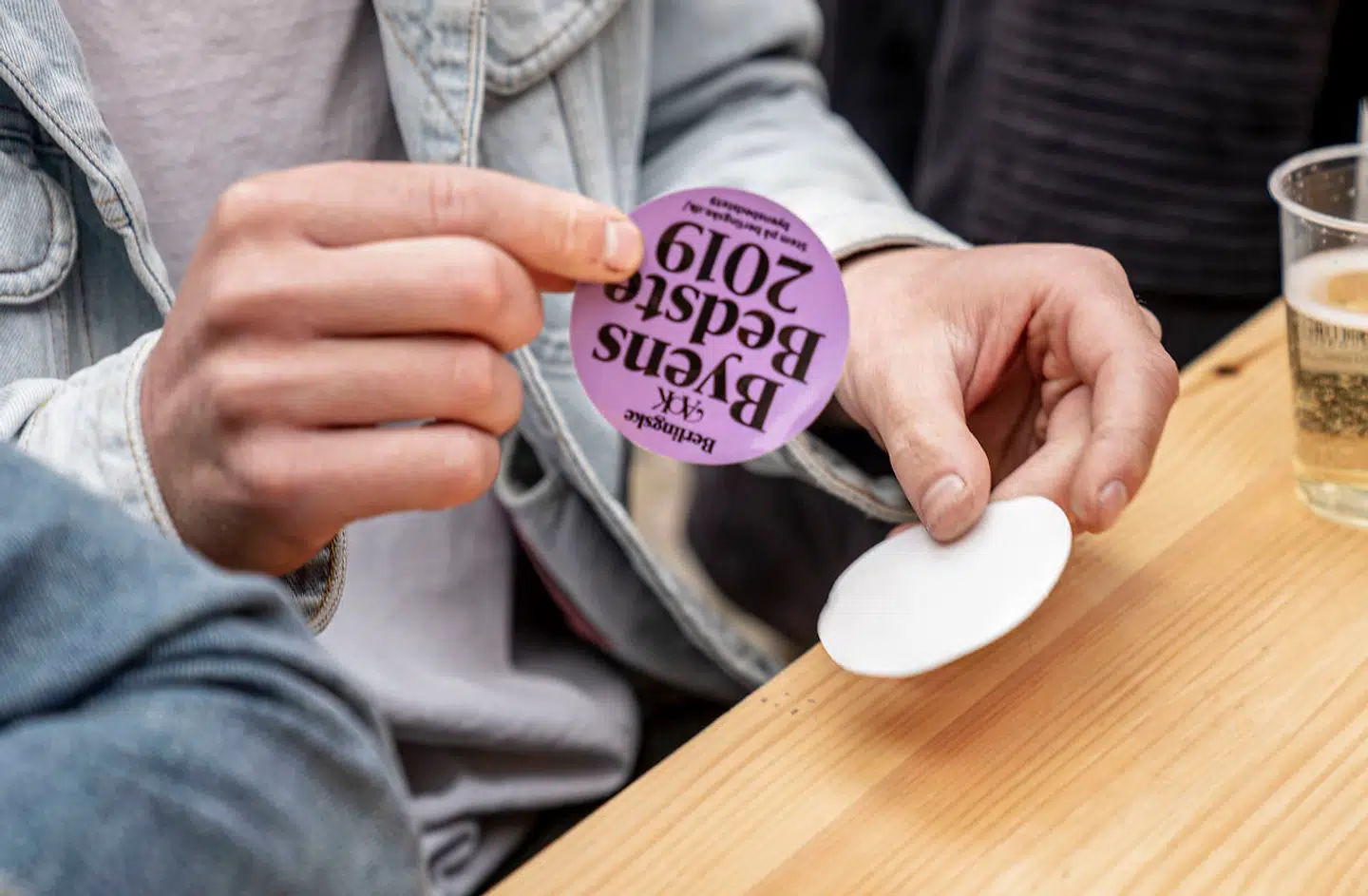 Når du går rundt i København, hjælper de lilla Byens Bedste-klistermærker dig med at spotte årets nominerede samt årets vindere.