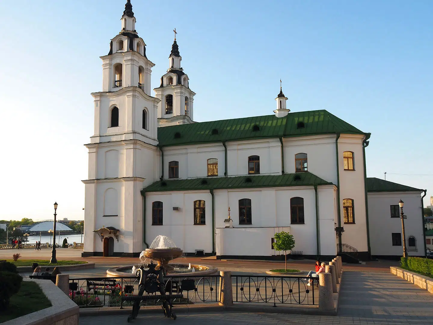 Minsk er ikke kun tung, grå og kedelig Sovjet-arkitektur. Det er også smukke kirker, grønne parker og store åbne pladser.