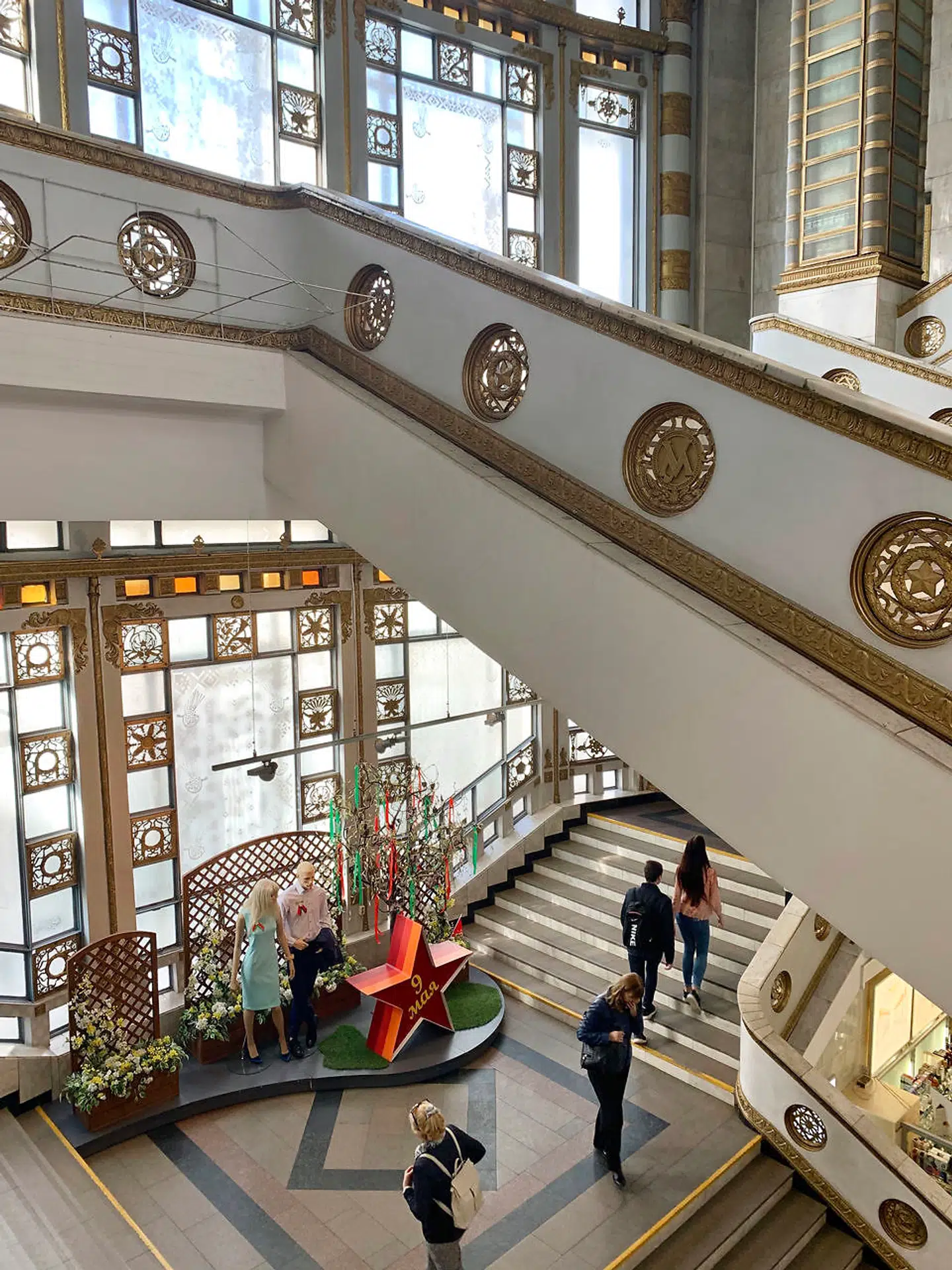 GUM var Sovjetunionens svar på Magasin du Nord, og varehuset er mondænt indrettet med højt til loftet, store lysekroner og en flot trappe til at binde etagerne sammen.