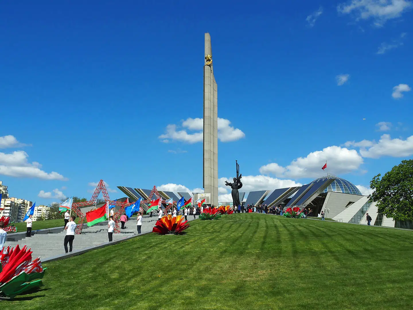 Det vrimler med mindesmærker for Anden Verdenskrig i Minsk. Her står lokale unge med hviderussiske flag foran Museet for den Store Patriotiske Krig 1941-45.