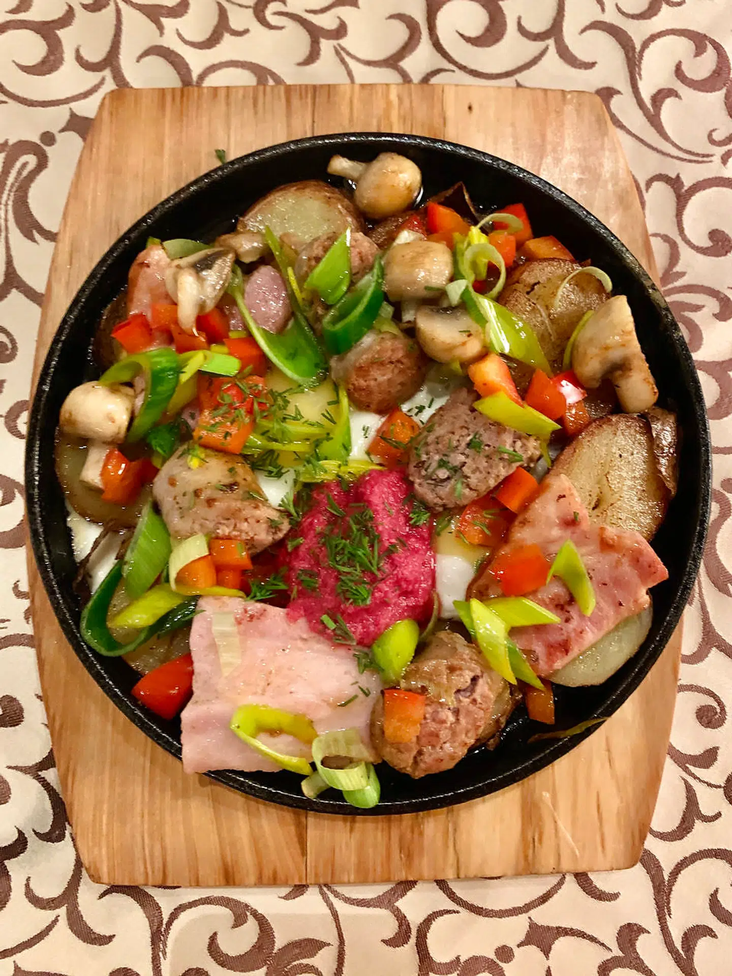 Hviderussisk mad er en tung omgang. Her er det hotpan med hjemmelavede pølser, bacon, kartofler, svampe og grøntsager til ca. 80 kroner på Restaurant Kuhmistr i Minsk.