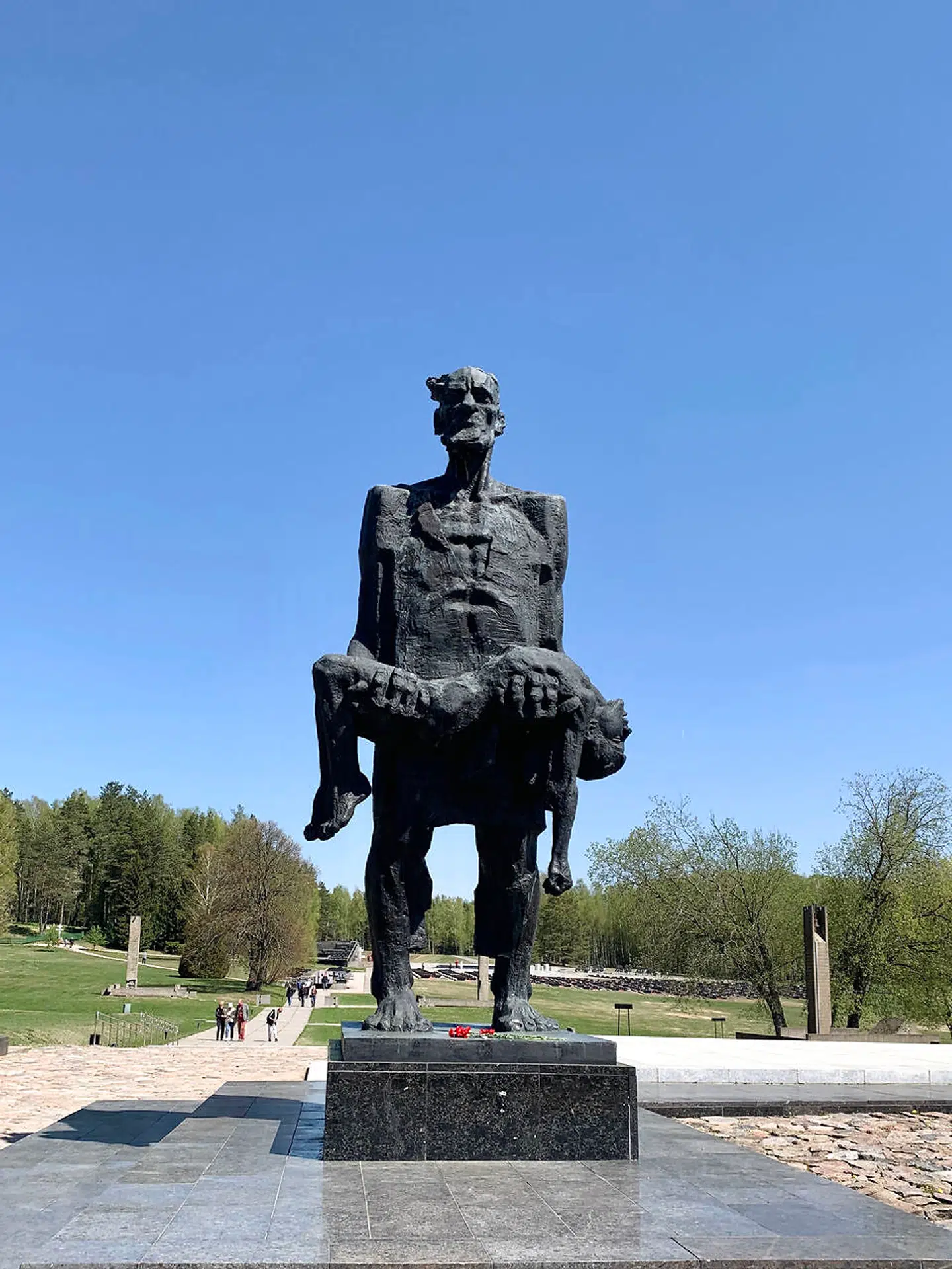 Statuen af den eneste overlevende voksne efter massakren i Khatyn, Yuzif Kaminsky, holder sin døde søn i armene.