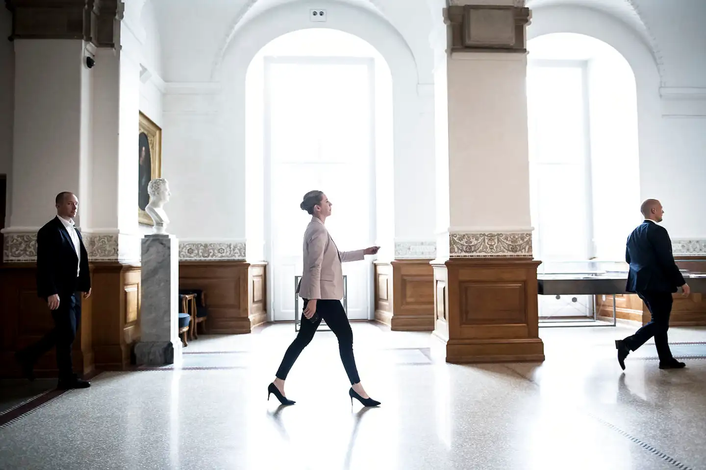 »Det er meget usandsynligt, men ikke umuligt, at det danske eksempel vil danne skole,« siger den britiske forfatter David Goodhart om Socialdemokratiets udlændingepolitik. Her forlader Mette Frederiksen regeringsforhandlinger for at gå til frokost på Christiansborg i København, 7. juni.
