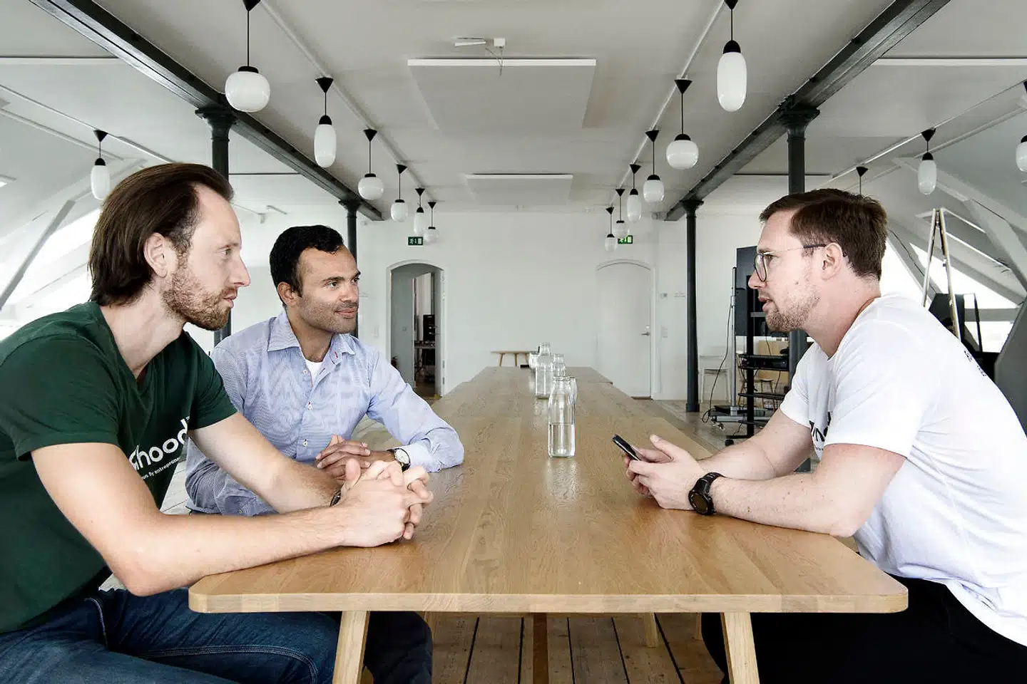 De tre medstiftere kender hinanden lidt på krys og tværs. Jon Liberkind (mf.) og Jens Kam (th.) spillede badminton sammen som børn. Jon læste cand.polit. sammen med Mathias Bredkjær, der i en periode også arbejde i Danske Bank sammen med Jens.