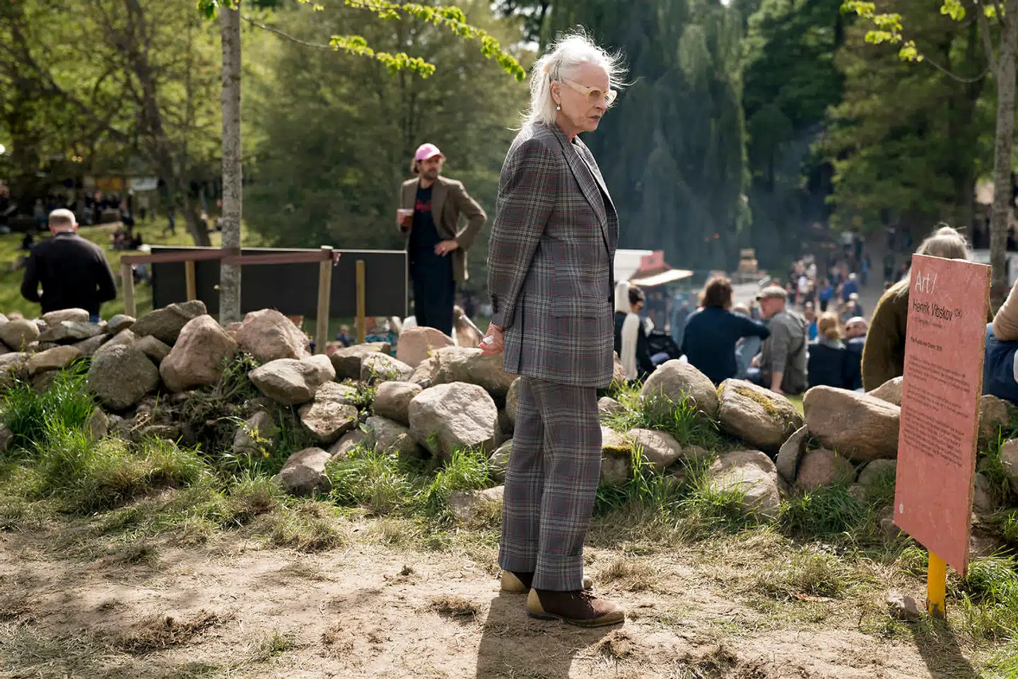 Vivienne Westwood vil styre sin egen tid - ikke bombarderes med interviews. Men hun indvilligede i en samtale, når den kunne finde sted i græsset og uden en fast dagsorden.