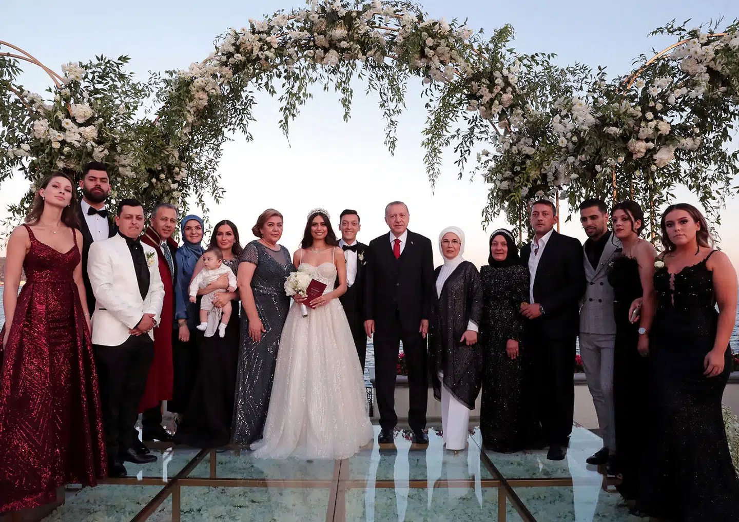 300 deltog fredag aften i den tidligere tyske landsholdsspiller Mesut Özils bryllup Istanbul. Forloveren var Tyrkiets præsident Erdogan.