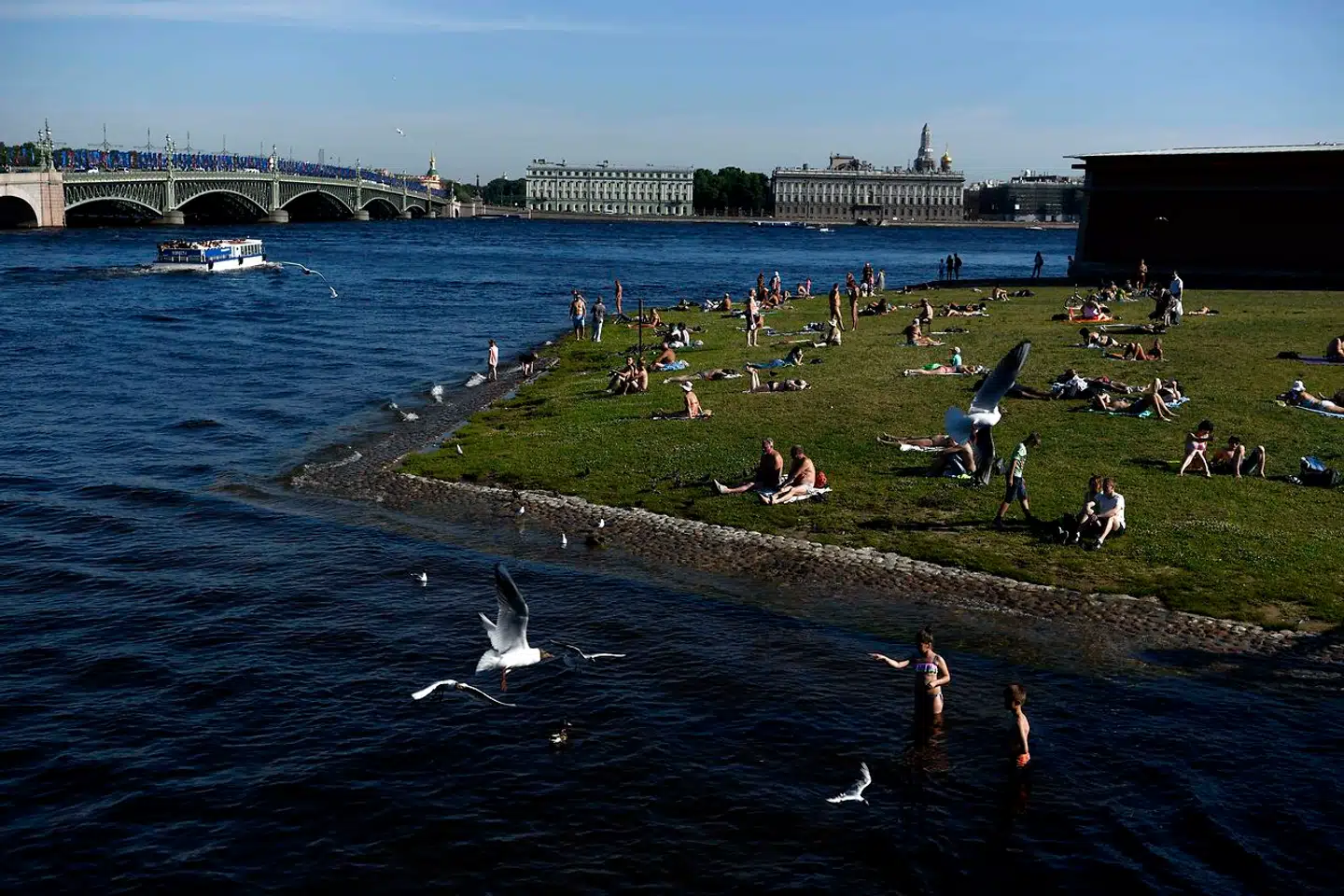 Sankt Petersborg bør opleves i foråret og sommeren, hvor byens indbyggere lever ved Neva-floden. Foto: Gabriel Bouys/AFP