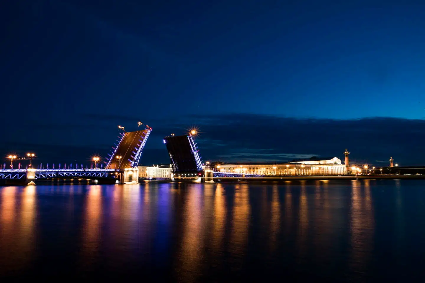 Om natten åbner »Palads-broen« for skibe, der skal passere. Foto: Etienne Laurent/EPA