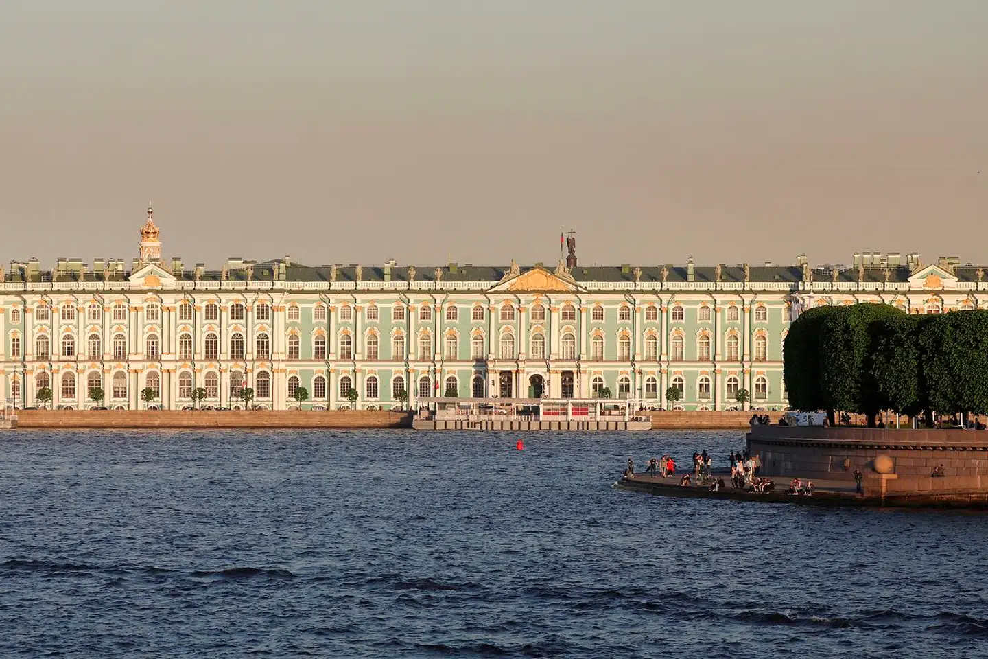 Vinterpaladset, som det ses fra den modsatte side af Neva-floden. Paladset og det tilhørende kunstmuseum er byens mest populære seværdigheder. Foto: Ludovic Marin/AFP