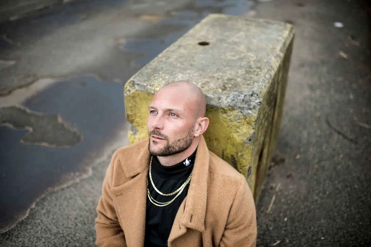 Rapperen Emil Simonsen bliver 40 i år, og han er afklaret med, at der statistisk set er kortere tid tilbage, end den han allerede har levet. Han er ikke bange for at dø, men han vil gerne blive gammel. Han og kollegerne fra Suspekt producerer musik om aftenen og til sent ud på natten, og selvom den livsstil i sidste ende kan komme til at koste nogle år, vil han hellere leve stærkt nu end holde tilbage.