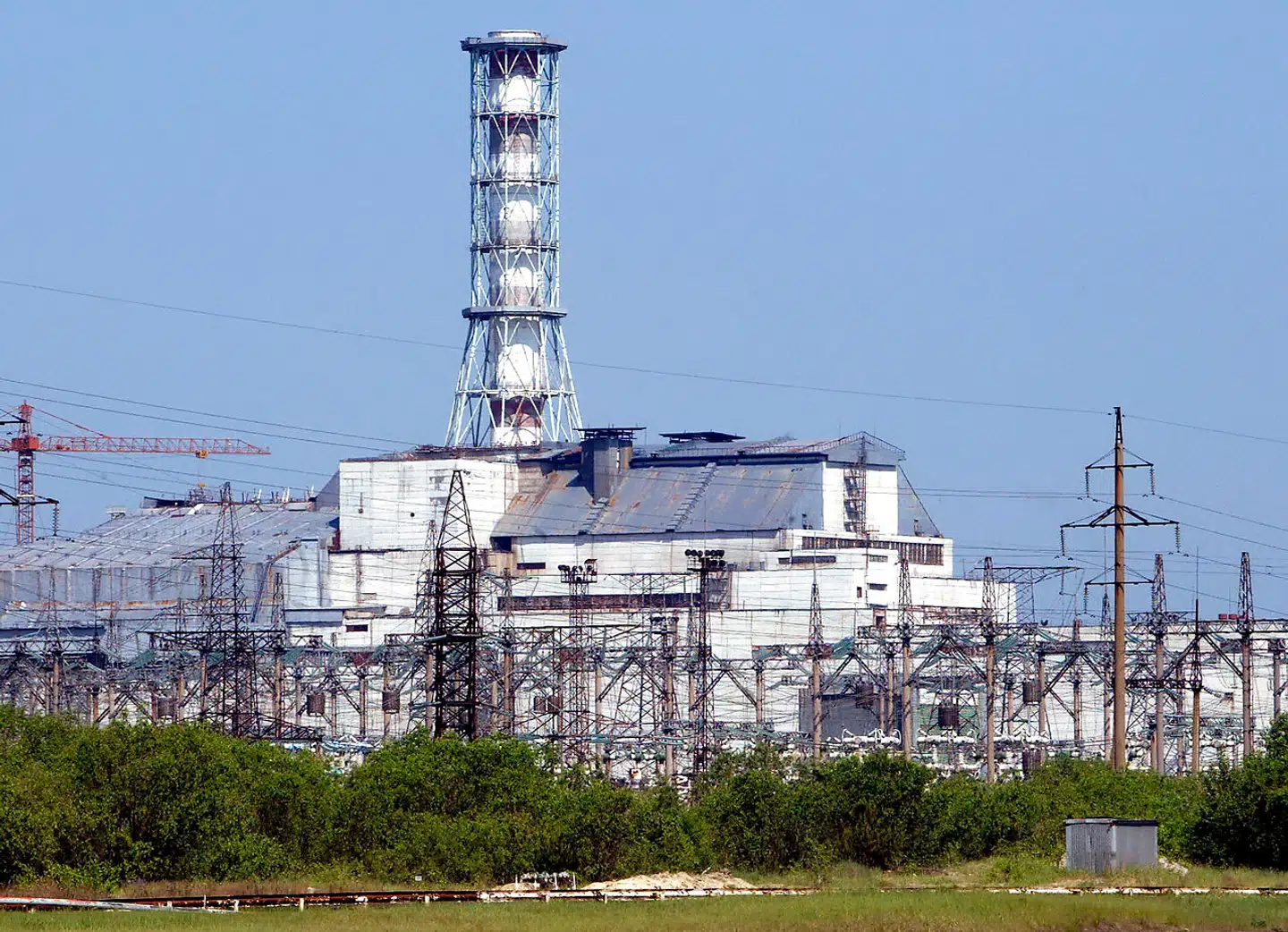 Den ødelagte reaktor på Tjernobyl-atomkraftværket ligger i dag under en tonstung sarkofag. Den ses her på fotoet, der blev taget i maj 2003.