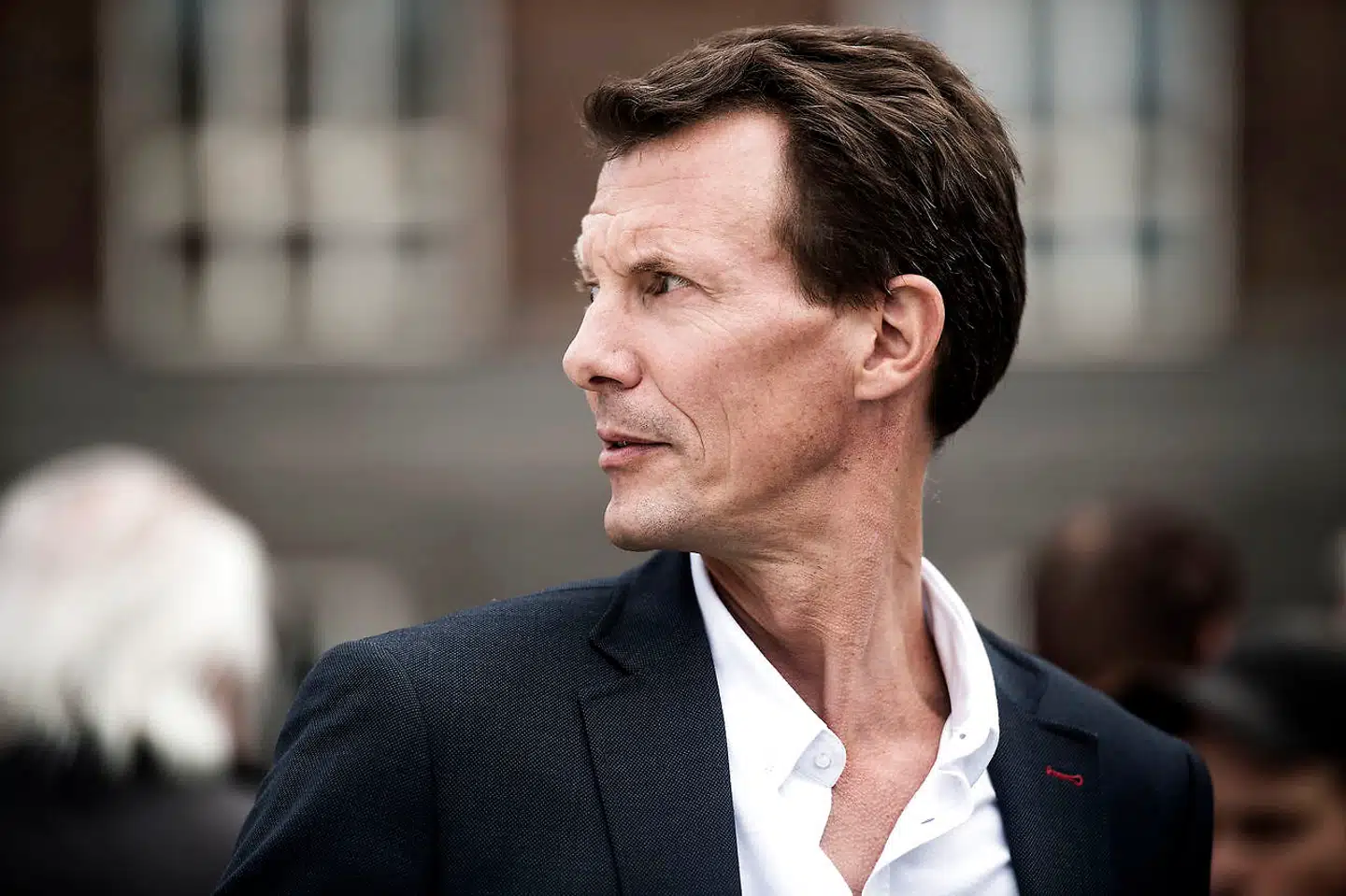 Når sommerferien slutter, starter prins Joachim sine studier på Frankrigs fornemste militære lederuddannelse i Paris, og efter planen skal han bo et år i Paris med prinsesse Marie og de to yngste børn.