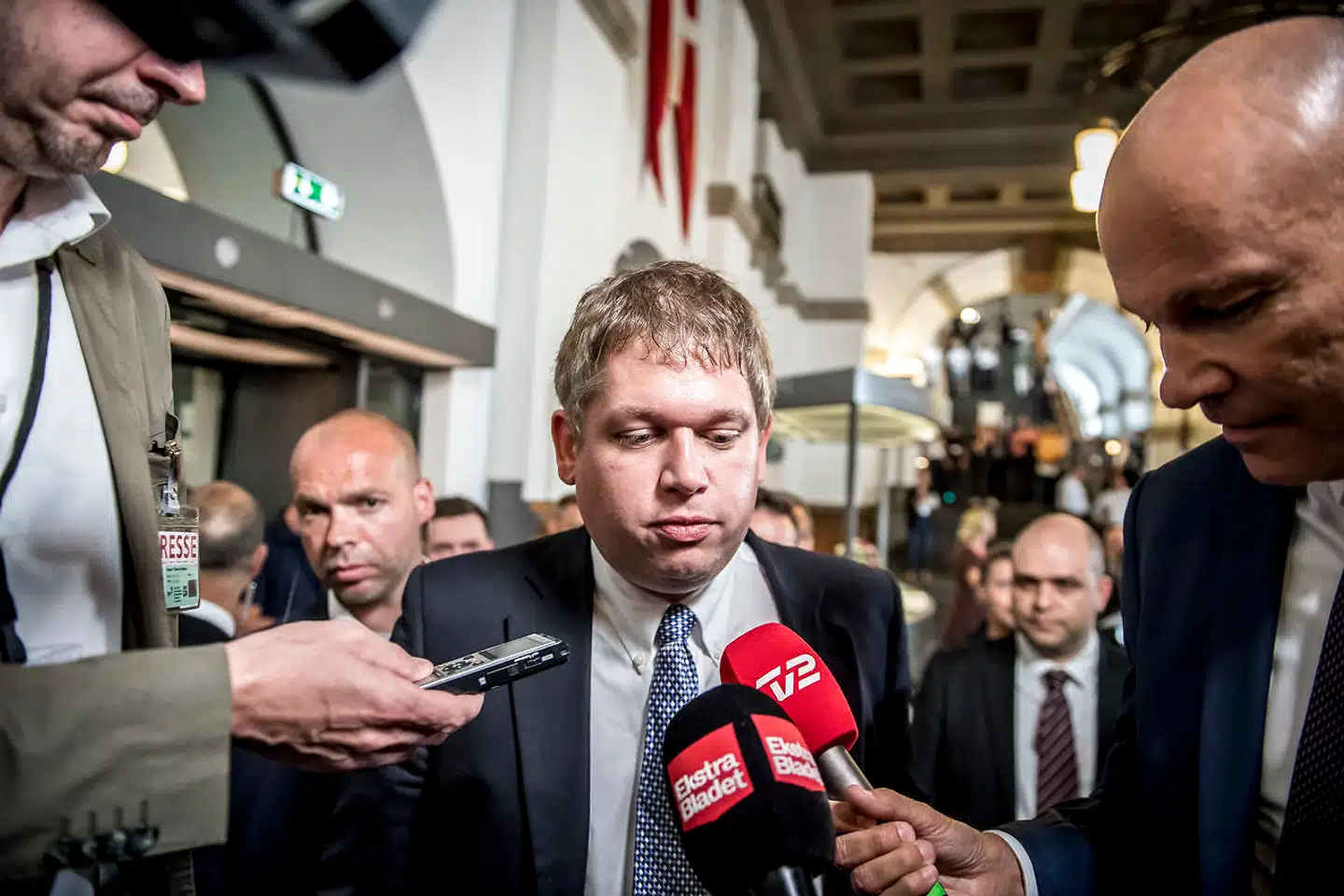 Rasmus Paludan ankommer til valgfesten hos Stram Kurs på Christiansborg i København under Folketingsvalget 2019, onsdag den 5. juni 2019. Onsdag aften holder alle partier valgfest i København i forbindelse med, at der er folketingsvalg, hvor der skal vælges i alt 179 medlemmer til Folketinget.. (Foto: Mads Claus Rasmussen/Ritzau Scanpix)