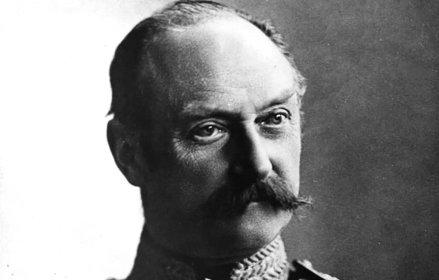 Efter folketingsvalget i 1909 kom kong Frederik 8. i den grad op at skændes med den populære statsminister I.C Christensen. Til sidst truede statsministeren med straks at aflevere sin afskedsbegæring til Kongen og i øvrigt offentliggøre denne i Berlingske Tidende, og så ville alle vide, at det var Kongen, der havde afskediget den populære I.C. Christensen. Det kunne kongen ikke have siddende på sig, så efterhånden faldt gemytterne til ro, beretter journalist og forfatter Kaare R. Skou.