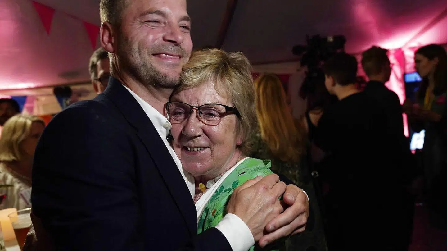 Valgfest hos Det Radikale Venstre i Inde Slotsgård på Christiansborg. Morten Østergaard uddeler krammere til partiets nestor og tidligere formand Marianne Jelved.