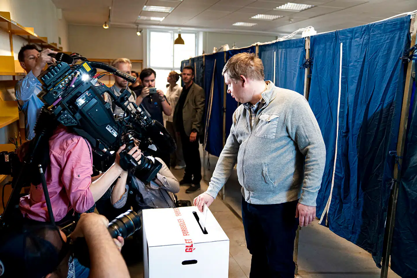 Partileder for Stram Kurs, Rasmus Paludan, stemmer ved folketingsvalget 2019 på Vesterbro Bibliotek i København.