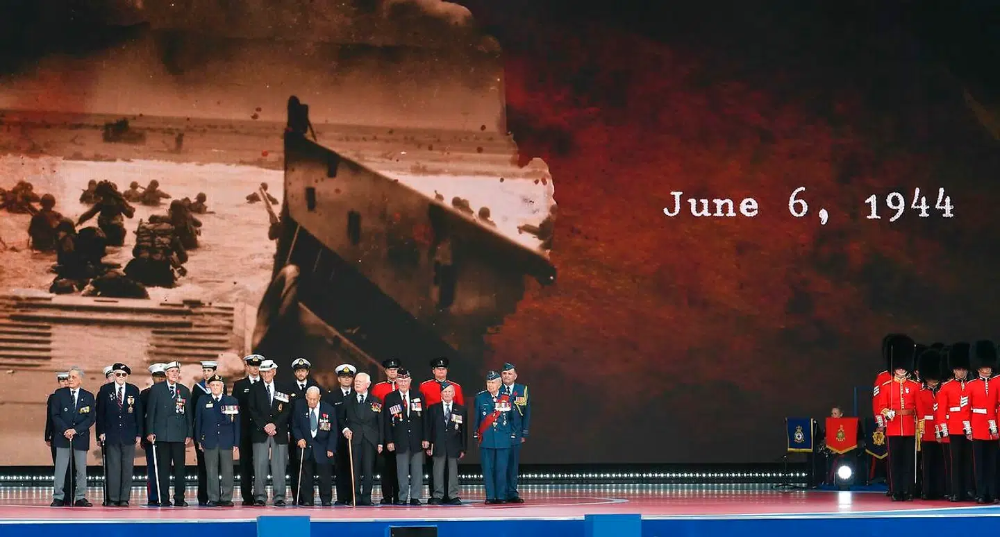 Der er ikke mange af dem tilbage, men onsdag var der 300 veteraner fra D-dag til stede ved mindehøjtidligheden i Portsmouth i Sydengland. Og den britiske dronning Elizabeth - selv en del af krigsgenerationen - var der også sammen med statsledere fra bl.a. USA, Frankrig, Storbritannien og Canada.