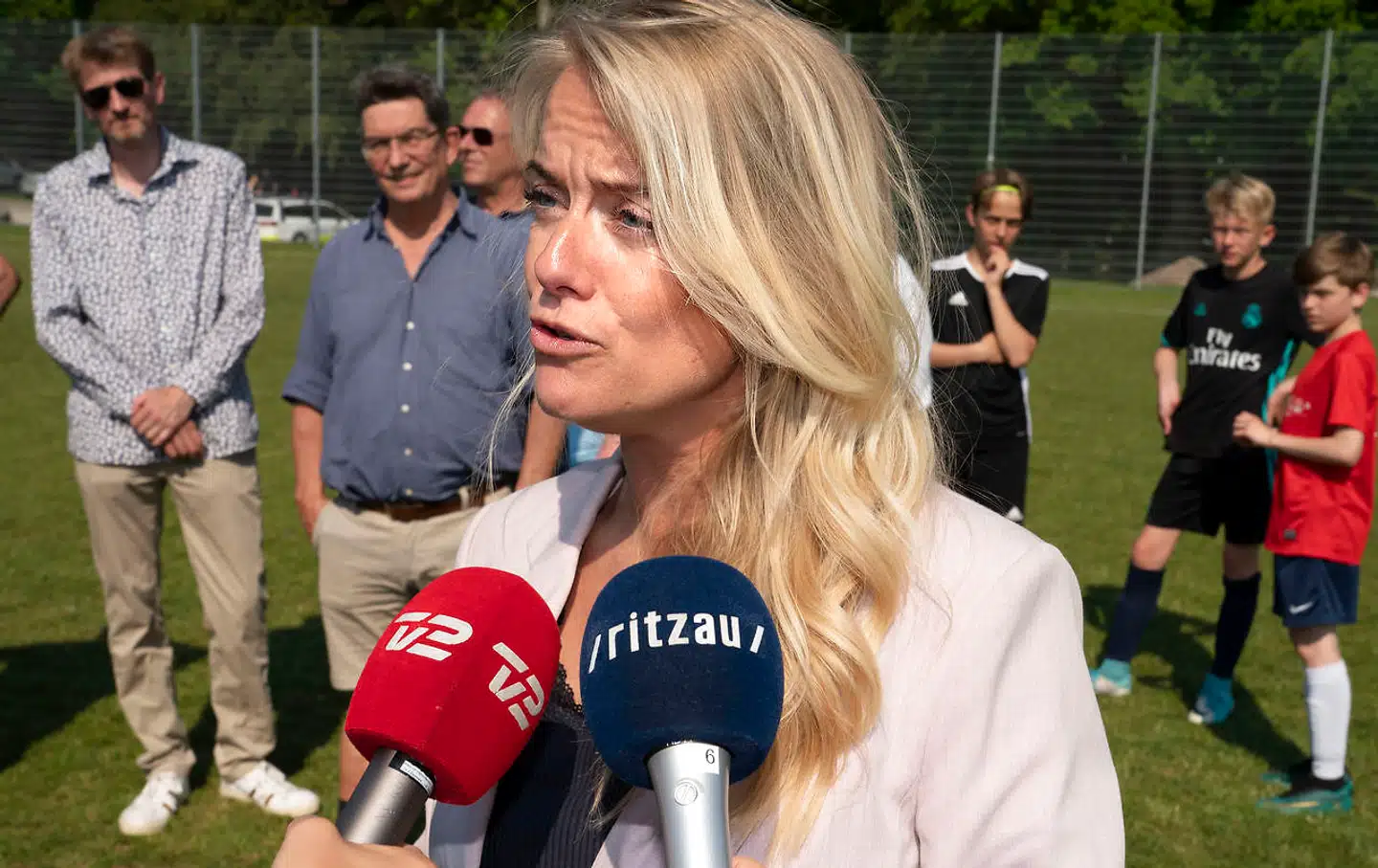 Pernille Vermund fra Nye Borgerlige lander med helikopter og stemmer i Snekkersten Idrætscenter i Snekkersten under Folketingsvalget 2019, onsdag den 5. juni 2019. Pernille modtages af sin søster, sin far og sine tre børn. (foto Keld Navntoft/Ritzau Scanpix 2019)