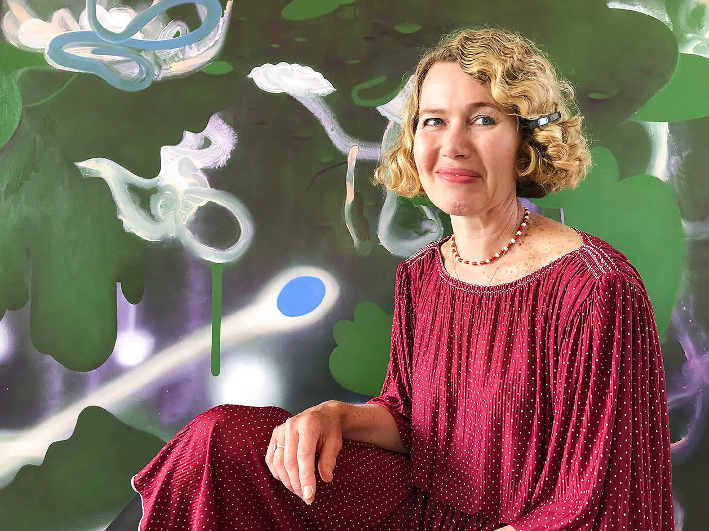 Troskyldigt ser det ud. Men Kathrine Ærtebjergs billeder er ofte grumme fortællinger, der handler om krydsfeltet mellem virkeligheden og fantasi og om at blive forandret gennem mødet med livets overgangstilstande.